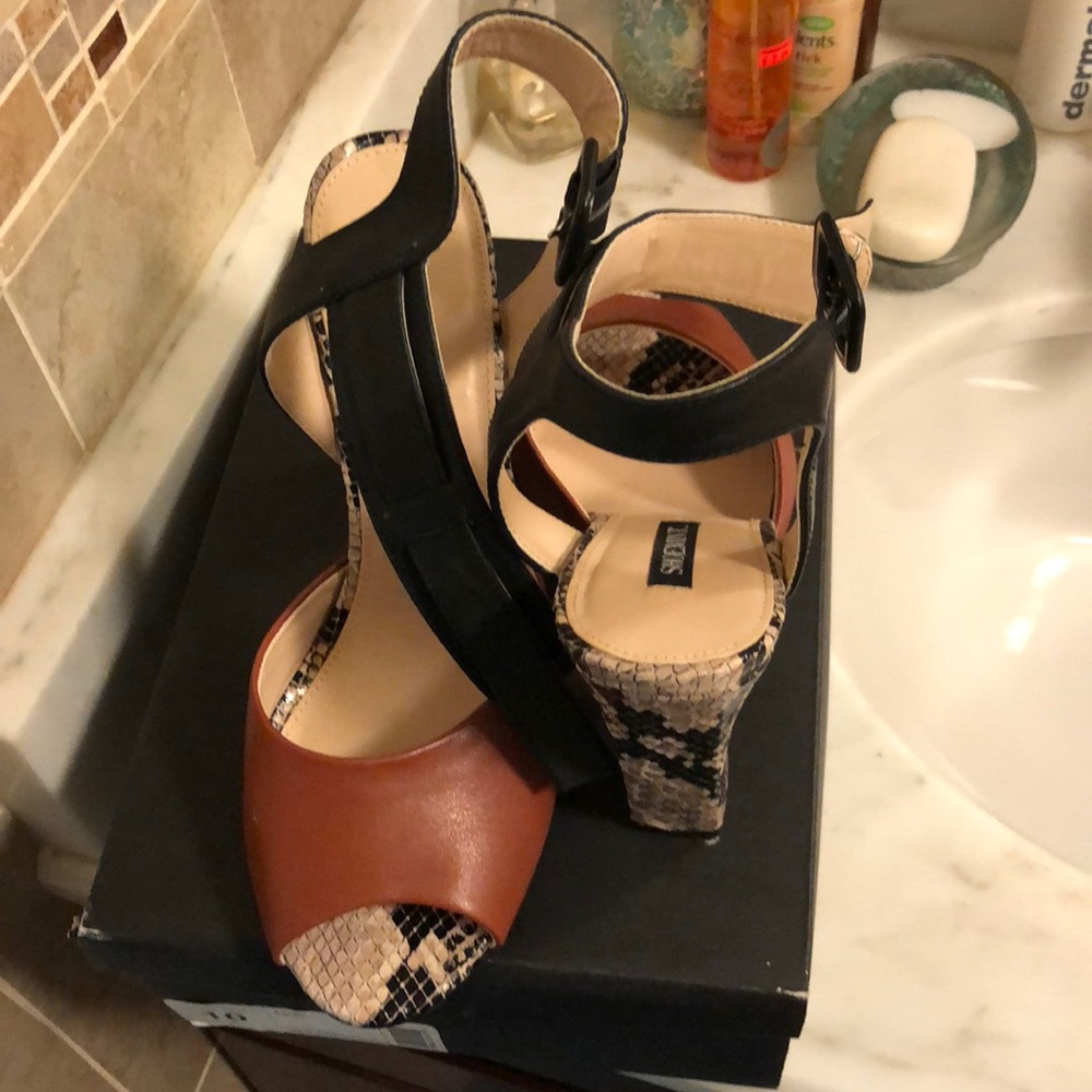 ShoeMint jewel! Snake skin & tan peep toe sandal!